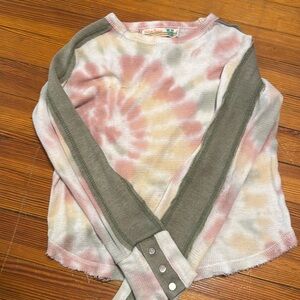 Vinces Havana  medium 10/12  are two tiny holes front and back barely noticeable